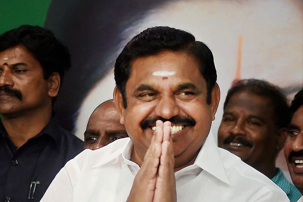 காலையிலேயே திமுகவுக்கு ஷாக்..! நேற்று 500 பேர் இன்று 300 பேர்… வேட்டையை தொடங்கிய இபிஎஸ்.. திமுகவிலிருந்து விலகிக் கூண்டோடு அதிமுகவில் ஐக்கியம்…