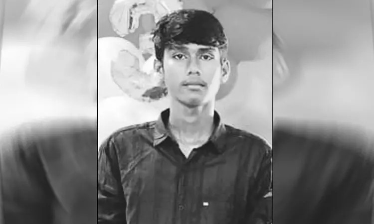 ஈரோட்டில் பயங்கரம்…! “மாணவிகளுடன் பேசியதால் ஆத்திரம்”… பிணமாக மீட்கப்பட்ட 12 ஆம் வகுப்பு மாணவன்… சக மாணவர்கள் வெறிச்செயல்… பரபரப்பு பின்னணி…!!!