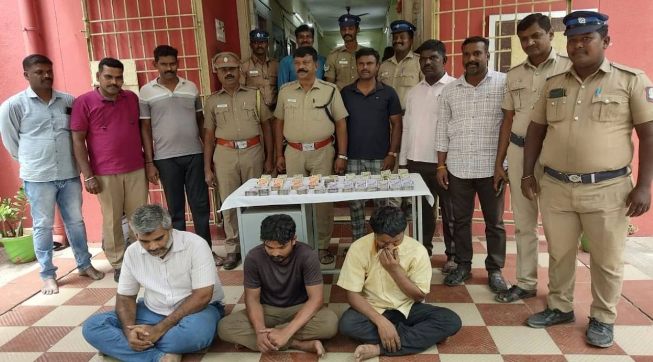 லாரி டிரைவரிடம் மிளகாய் பொடி தூவி ரூ.10 லட்சம் கொள்ளை… அடுத்த 24 மணி நேரத்தில் அதிரடி காட்டிய காவல்துறையினர்… 3 பேர் கைது…!!
