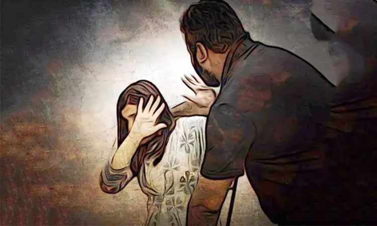 பட்டப் பகலில் இவ்வளவு துணிச்சலா..? 15 வயது சிறுமியை கடத்திய ஹாக்கி பயிற்சியாளர்… நண்பர்களுடன் சேர்ந்து மாறி மாறி… பதற வைக்கும் கொடூரம்..! ‌