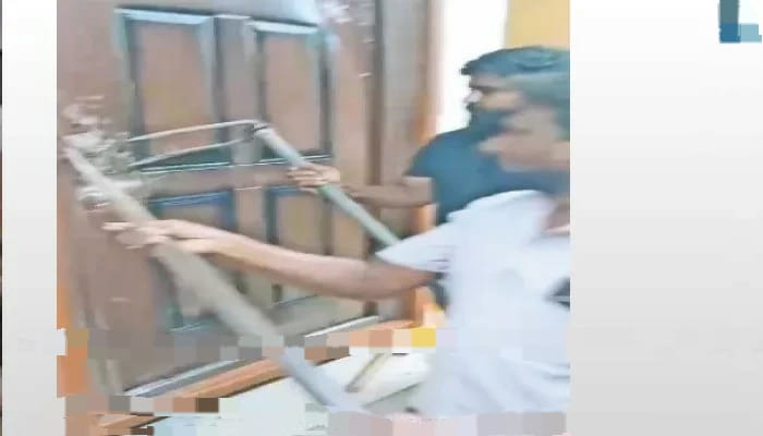 கியாஸ் அடுப்பில் குக்கர், பாத்திரத்தில் வெந்நீர்….! உள்ளே சிக்கிய குழந்தை…. 1 மணி நேரமாக தவித்த தாய்…. போராடி மீட்ட தூய்மை பணியாளர்கள்….!!