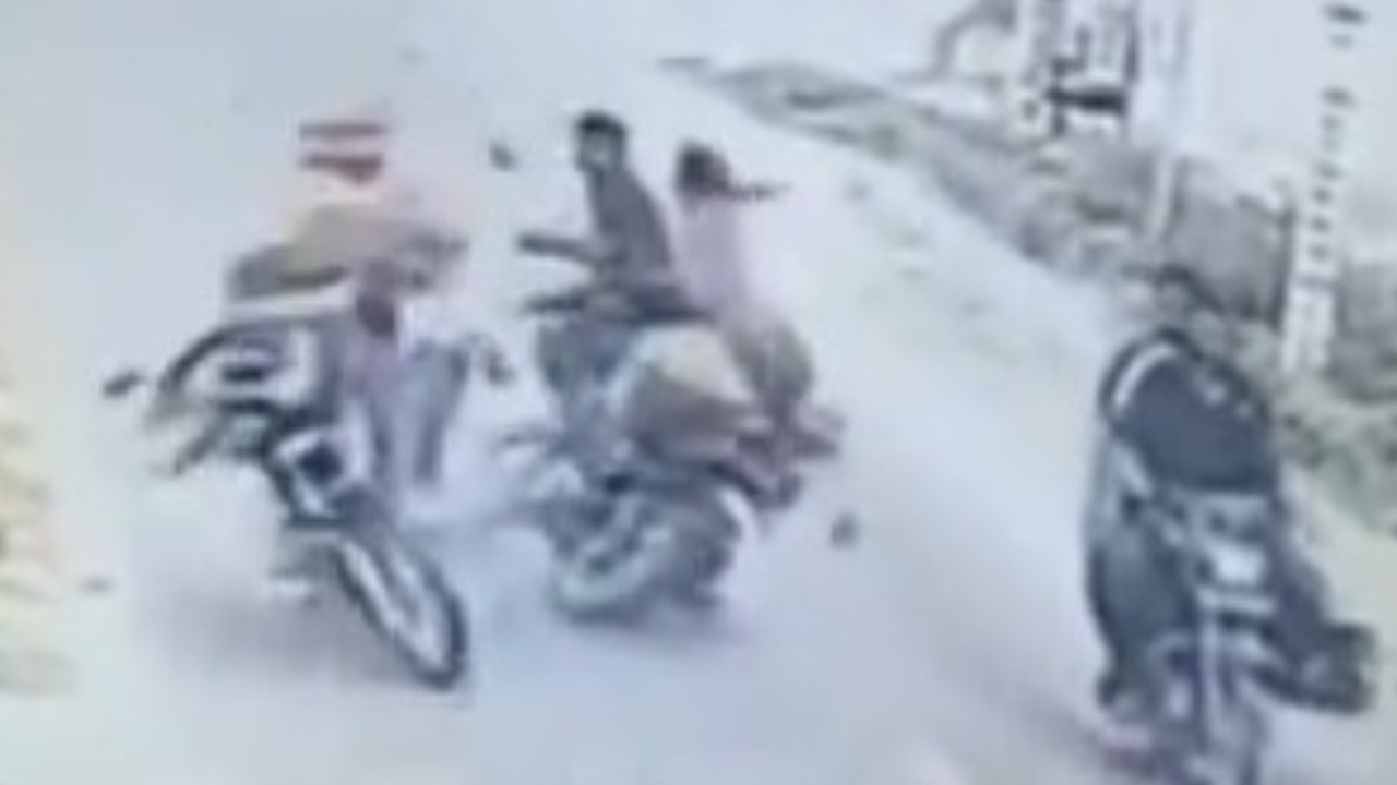 திக் திக் நிமிடங்கள்…! நேருக்கு நேர் மோதி பைக்குடன் தூக்கி வீசப்பட்ட 3 பேர்… பதற வைக்கும் வீடியோ….!!