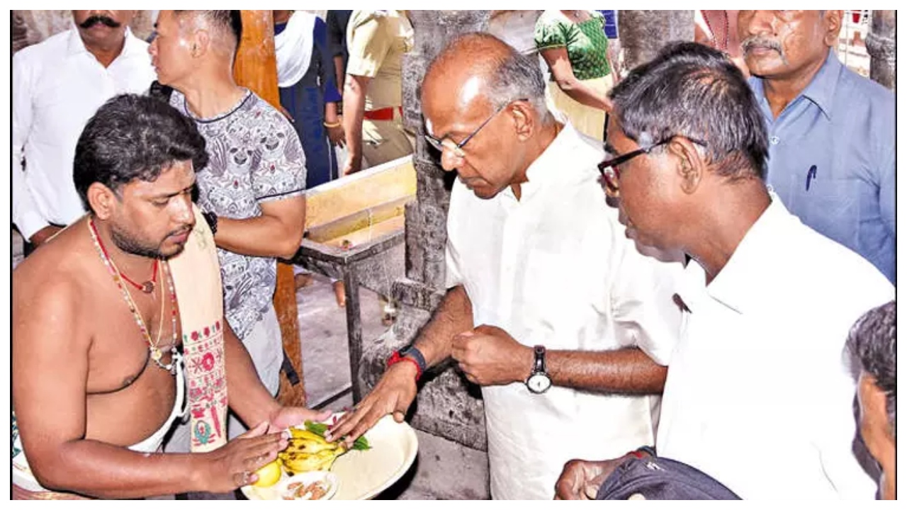 உலக புகழ்பெற்ற கோவில்….! ஹெலிகாப்டரில் வந்து சாமி தரிசனம் செய்த சிங்கப்பூர் மந்திரி…. வைரலாகும் புகைப்படம்….!!