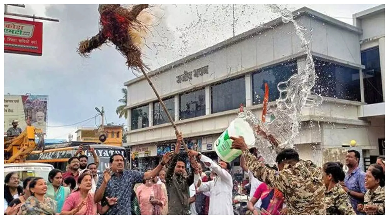 “பாலியல் தொல்லை கொடுத்த பேராசிரியர்…” கல்லூரி நிர்வாகத்தை கண்டித்து மாணவி தற்கொலை… 8 எதிர்க்கட்சிகள் ஒன்றிணைந்து போராட்டம்… பரபரப்பு சம்பவம்…!!