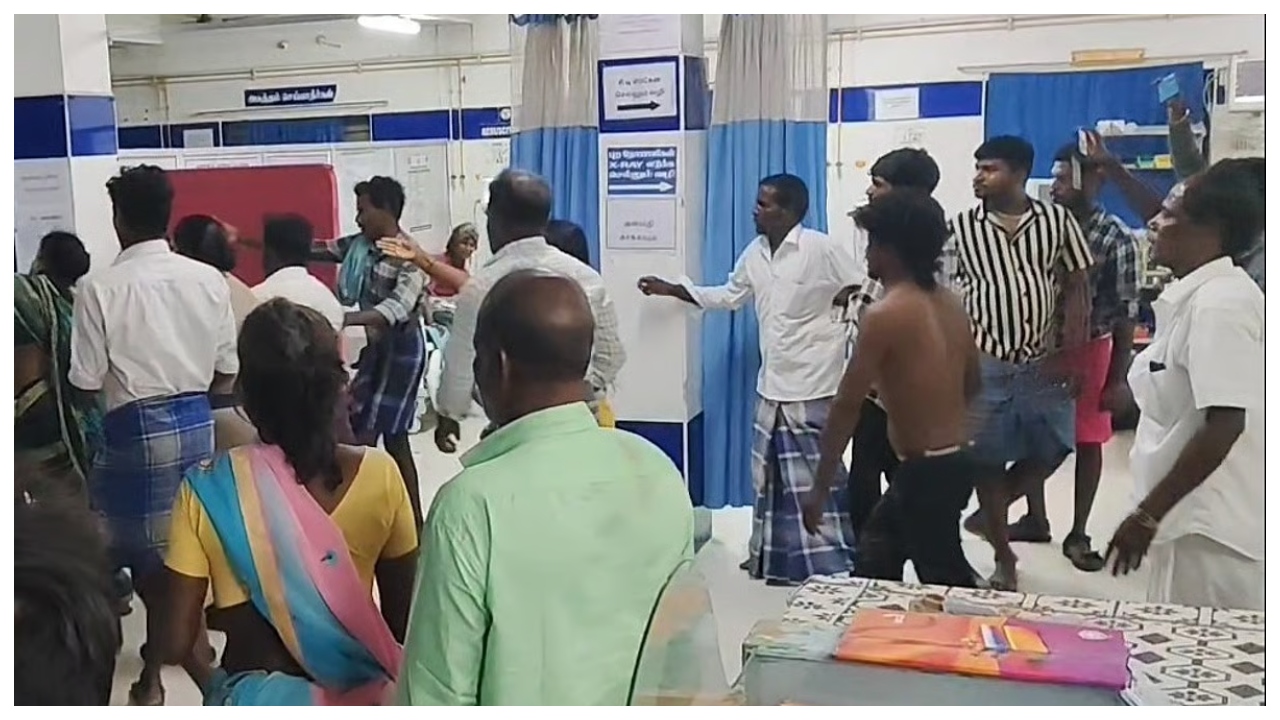 இங்க வந்தும் சண்டை தானா…? கம்பு, கட்டையால் தாக்கி 6 பேர் படுகாயம்…. மருத்துவமனையில் மீண்டும் மோதல்…. பரபரப்பு சம்பவம்….!!