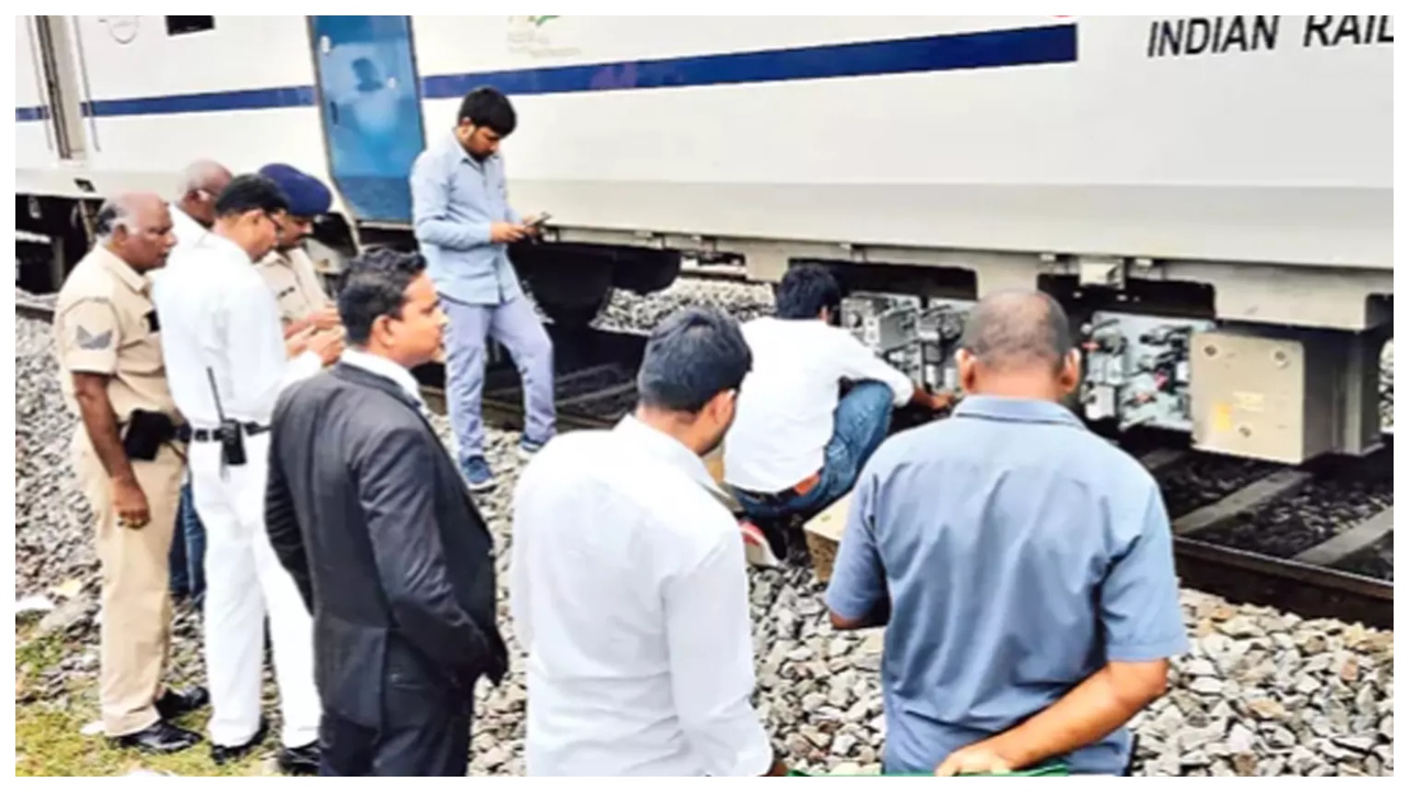 அதிவேகமாக வந்த ரயில்….! குறுக்கே வந்த நாய்… சக்கரத்தில் சிக்கி 30 நிமிடமாக…. பதற வைக்கும் சம்பவம்….!!