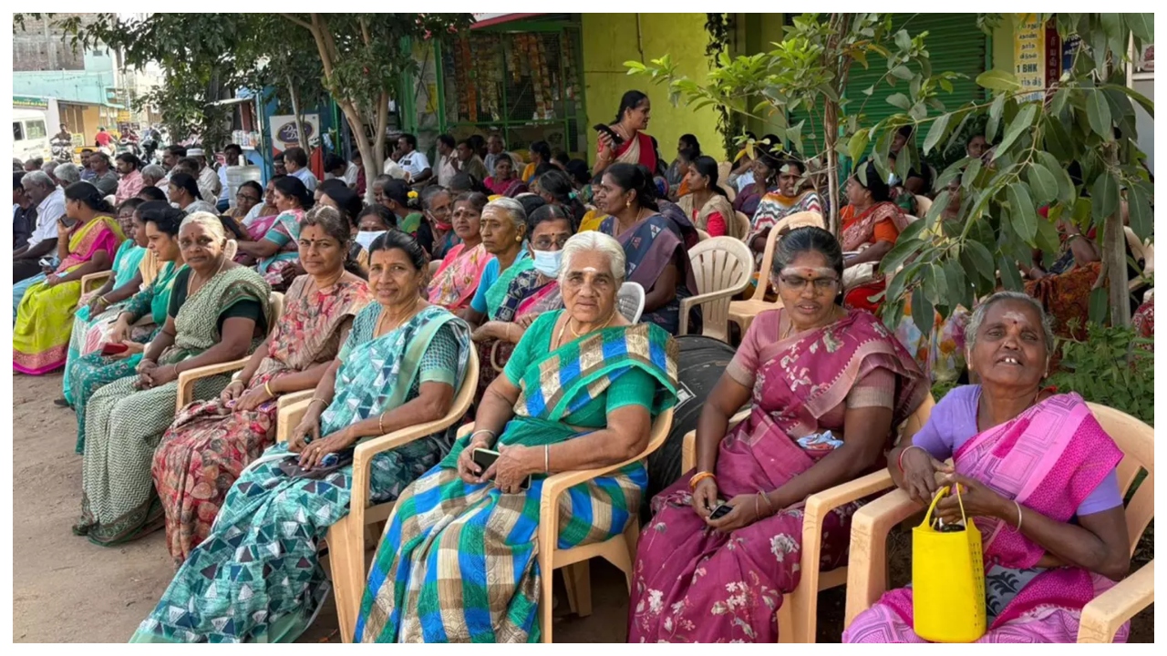 பெண்கள் குழந்தைகள் உட்பட 400-க்கும் மேற்பட்டோர்… பாறைக்குழியில் குப்பைகள் கொட்டுவதை எதிர்த்து தொடர் போராட்டம்…  பரபரப்பு சம்பவம்…!!