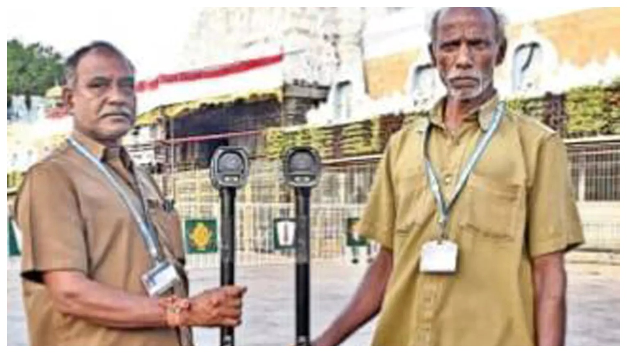 திருப்பதி கோவில் வளாகத்தை சூழ்ந்த குரங்குகள்… கோவில்லுக்கு செல்லும் பொதுமக்கள் அவதி … குரங்குகளை விரட்ட அறிமுகம் செய்த ஸ்மார்ட் குச்சிகள்… மகிழ்ச்சியில் பொதுமக்கள்…!!