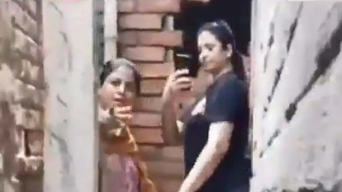 பக்கத்து வீட்டு பெண்ணை பொளந்து கட்டிய கிரிக்கெட் வீரர் முகமது ஷமியின் முன்னாள் மனைவி… திடீரென என்ன நடந்துச்சு..? வைரலாகும் வீடியோ…!!!