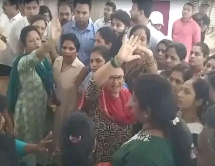 “கழிவறையில் ரத்தக்கறை”… மாணவிகளின் ஆடைகளை கழற்றிய பள்ளி நிர்வாகம்… கொந்தளித்த பெற்றோர்… பெரும் சர்ச்சை..!!!