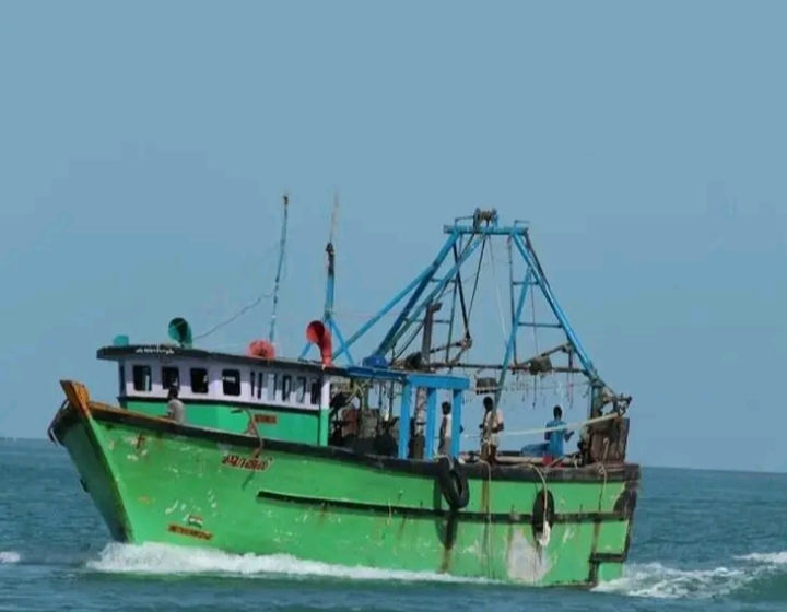 Breaking: காலையிலேயே அட்டூழியம்…! தமிழக மீனவர்கள் 7 பேரை கைது செய்தது இலங்கை கடற்படை…!!!
