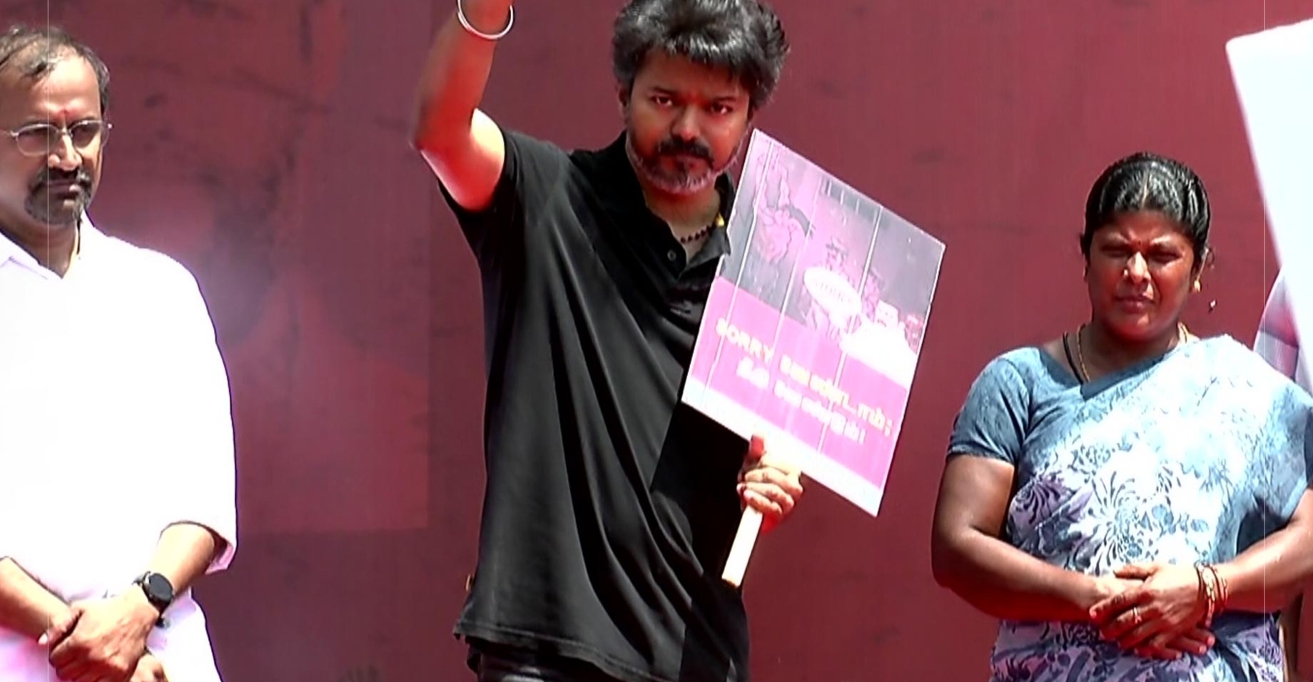Breaking: “Sorry வேண்டாம்”… நீதிக்காக கருப்பு சட்டையில் அதிரடியாக களமிறங்கிய தவெக தலைவர் விஜய்…  தொடங்கியது போராட்டம்…!!!