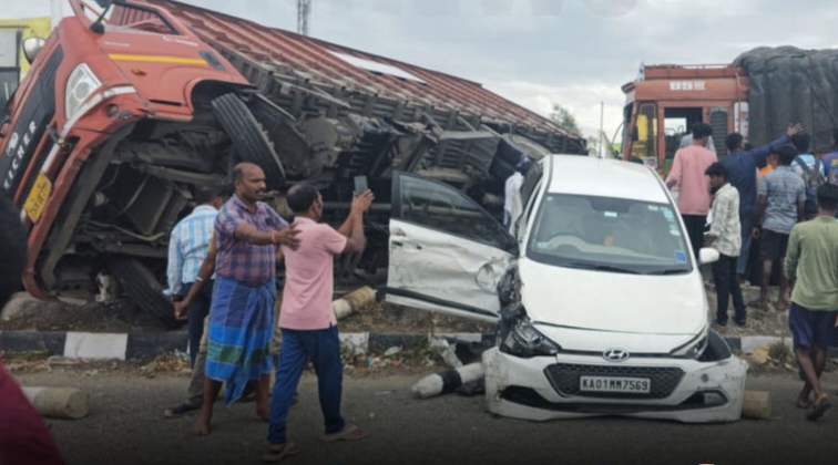Breaking: ஓசூரில் பயங்கர விபத்து…! தேசிய நெடுஞ்சாலையில் அடுத்தடுத்து மோதிய 8 வாகனங்கள்… 4 பேர் துடி துடித்து பலி…!!!!