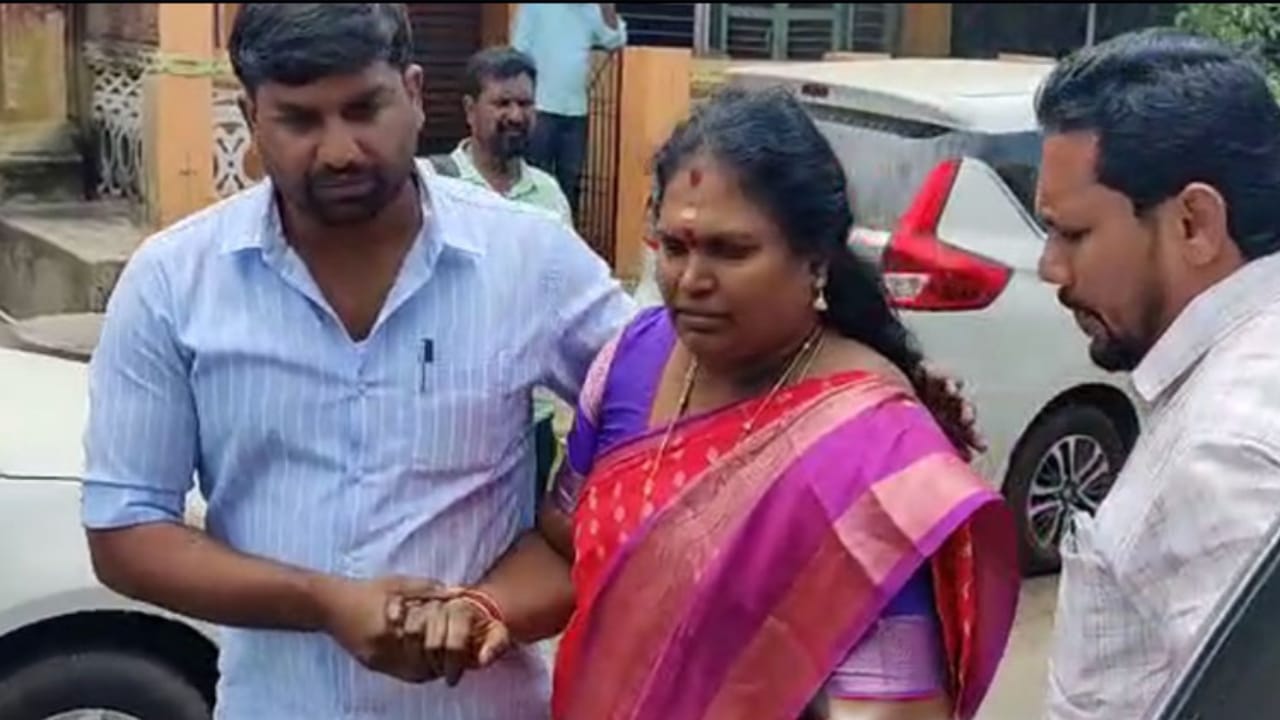 FLASH: லஞ்ச ஒழிப்பு அதிகாரிகள் சோதனை…. திடீரென மயங்கி விழுந்த முன்னாள் எம்எல்ஏ சத்யா பன்னீர்செல்வத்தால் பரபரப்பு…. நீடிக்கும் பதற்றம்….!!