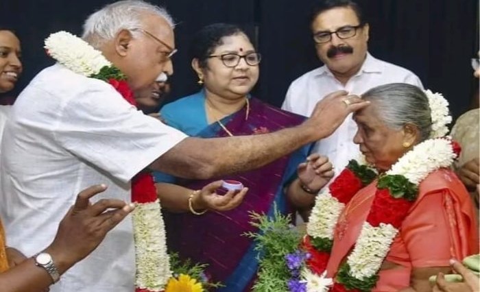 காதலுக்கு என்னங்க வயசு….. 79 வயதில் 75 வயது காதலியை கரம் பிடித்த காதலர்….. முதியோர் இல்லத்தில் நடந்த நெகிழ்ச்சி திருமணம்….!!