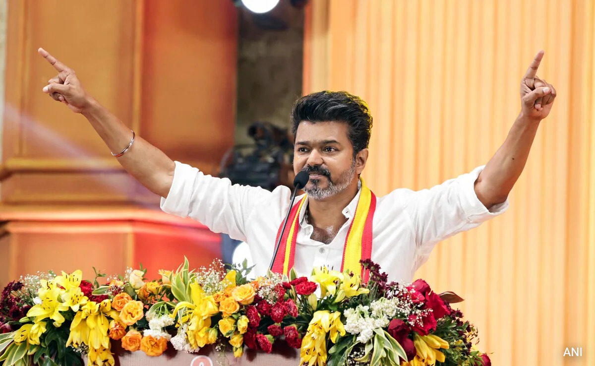 மெகா டிவிஸ்ட்…!!! தமிழகத்தில் 2026 தேர்தலில்… “இந்த 3 கட்சிகளுடனும் கூட்டணி கிடையாது”…  தவெக தலைவர் விஜய் அதிரடி அறிவிப்பு…!!!