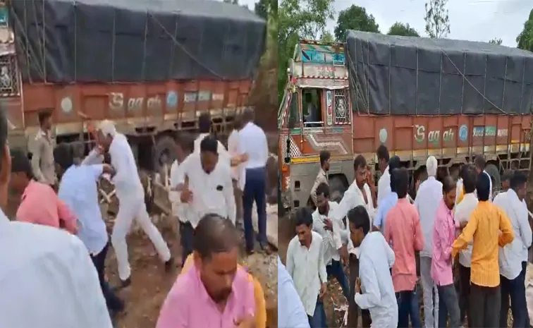 சாலை சீரமைப்பு பணியை கண்காணிக்க வந்த அதிகாரி…. கண்முன்னே  நடந்த விபத்து சம்பவம் வீடியோ….. வெளியாகி பரபரப்பு….!!
