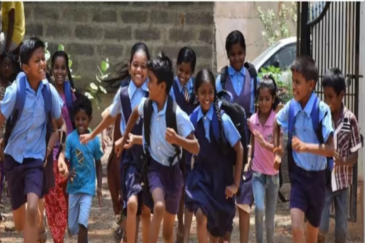 குஷியோ குஷி…!தமிழகத்தில் இன்று இங்கு பள்ளி கல்லூரிகளுக்கு விடுமுறை… ஆட்சியர் அறிவிப்பு..!!!