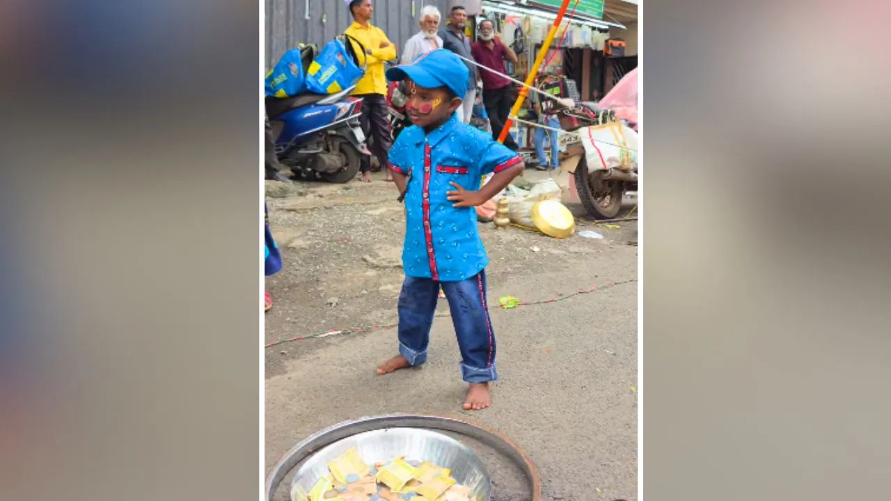 அந்த சின்ன பையனை பாருங்க….! விளையாட வேண்டிய வயசுல பணத்திற்காக என்ன செய்றான்னு….! நெஞ்சை உலுக்கும் வீடியோ….!!