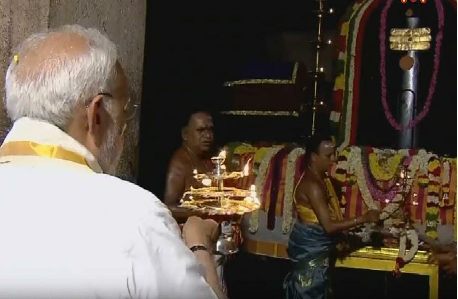 FLASH: சோழீஸ்வரருக்கு பிரதமர் மோடி தீபாராதனை காட்டி வழிபாடு…. வைரலாகும் வீடியோ….!!