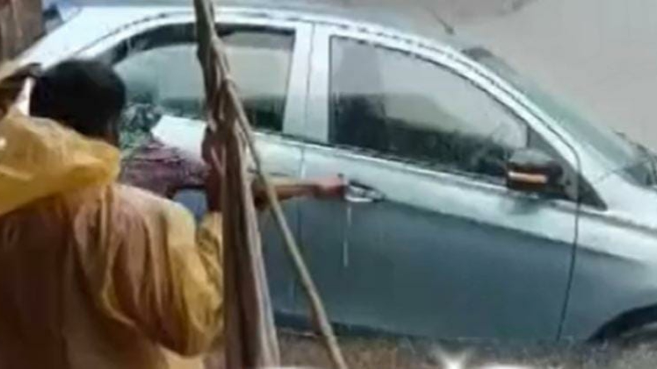 “உன்ன நம்பி வந்ததுக்கு…” கூகுள் மேப் பார்த்து கார் ஓட்டிய வயதான தம்பதி…. மழை வெள்ளத்தில் கவிழ்ந்து…. அடுத்து நடந்த அதிர்ச்சி சம்பவம்…!!