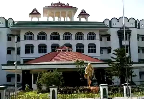 தமிழக கல்லூரிகளில் இனிமேல் இந்த பேனர்களை வைக்கக்கூடாது… அதிரடியாக தடை விதித்த உயர் நீதிமன்றம்..!!