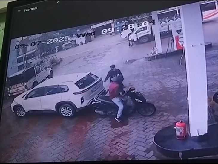 சார்… என் மேல தப்பு இல்ல… நீங்க தான் பாக்காம பின்னால வந்து இடிச்சீங்க… இளைஞரை கீழே தள்ளி காலால் உதைத்த இன்ஸ்பெக்டர் இடைநீக்கம்… வைரலாகும் வீடியோ…!!!