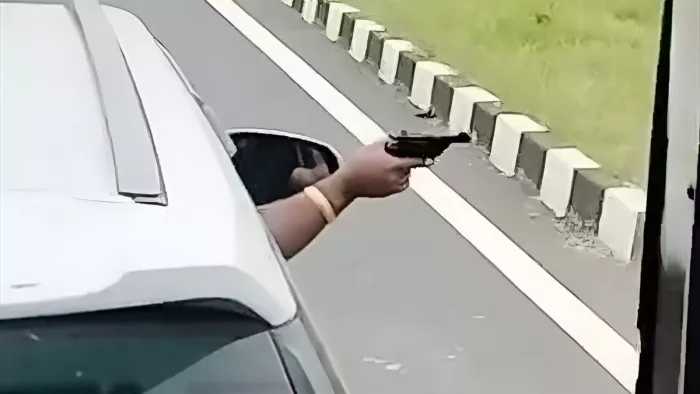 நடு ரோட்டில் சென்ற பேருந்து முன் காரை நிறுத்திய நபர்..! “திடீரென துப்பாக்கியை சுழற்றி”… பீதியில் உறைந்த பயணிகள்… வீடியோ வெளியாகி பரபரப்பு…!!!!
