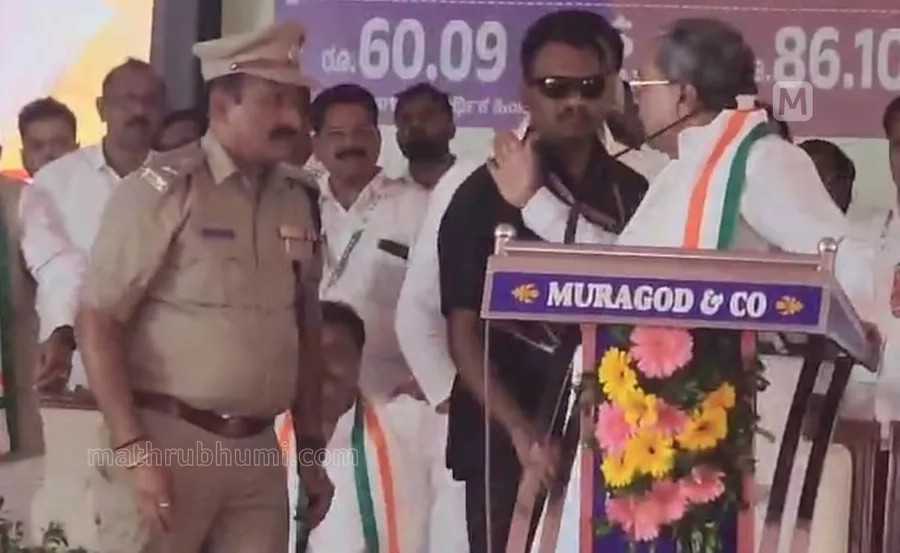“போலீஸ் அதிகாரியை அடிக்க கைநீட்டிய சித்தராமையா”…. அவமானத்தால் விருப்ப ஓய்வுக்கு விண்ணப்பம்… சமாதான பேச்சுவார்த்தைக்கு பிறகு சிறப்பு பணி வழங்க முடிவு…!!!