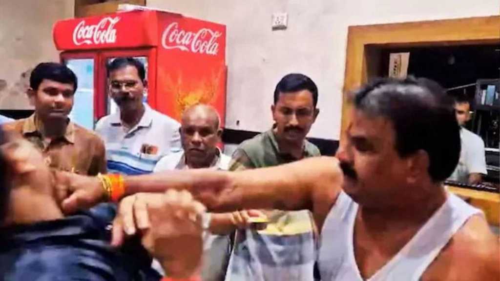 இந்த சாப்பாட்ட உங்க மேனேஜர் கூட வாயில வைக்க மாட்டாரு…! “கேண்டீன் ஊழியருக்கு பளார் விட்ட எம்எல்ஏ”… வைரலாகும் வீடியோ..!!!