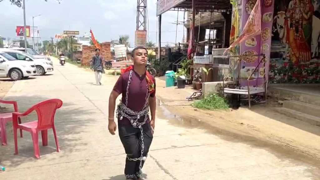 9 வயதில் கைவிட்ட பெற்றோர்..! “12 வருஷங்களாக”….  தன்னைத்தானே சங்கிலியால் கட்டிக்கொண்டு 18 கி.மீ தூரம் நடந்து சென்ற வாலிபர்.. வைரலாகும் வீடியோ…!!!