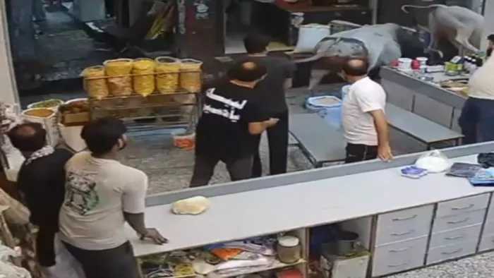“மொகரம் பண்டிகையில் நடந்த அதிர்ச்சி”… திடீரென சீறிப்பாய்ந்த காளைகள்… தலை தெறிக்க ஓடிய பொதுமக்கள்… வைரலாகும் வீடியோ…!!!