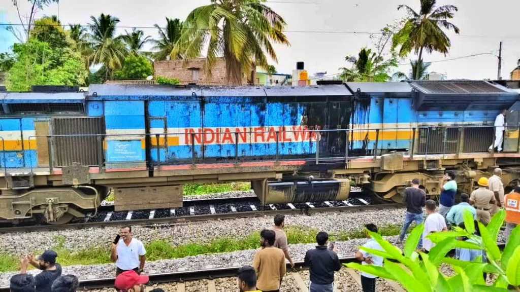 ஓடும் ரயிலின் எஞ்சினில் திடீர் தீ விபத்து… பதறிப் போன பயணிகள்… லோகோ பைலட்டின் அதிரடி செயல்… பரபரப்பான வீடியோ..!!!