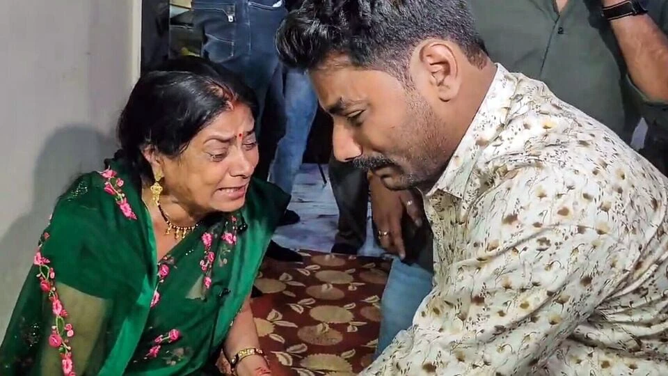 “நாட்டையே உலுக்கிய ஹனிமூன் கொலை”… கணவனை கொன்ற சோனத்திற்கு இறுதி சடங்கு… சொந்த அண்ணனே எடுத்த அதிர்ச்சி முடிவு..!!!