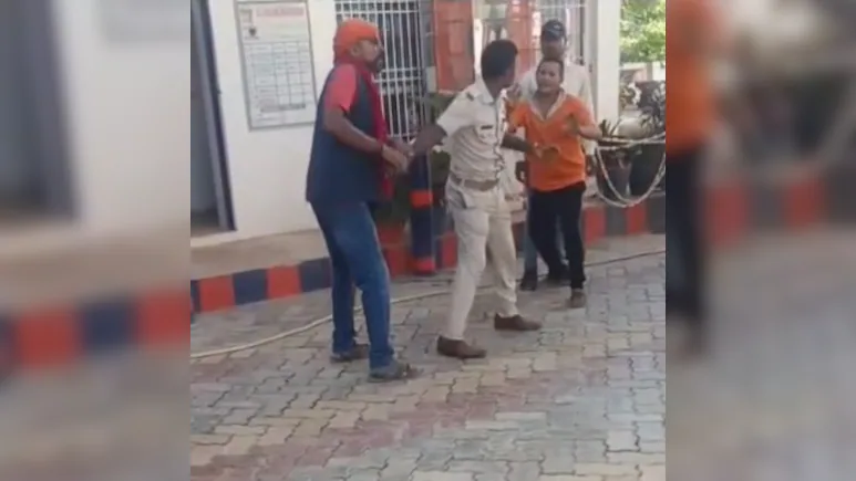 ரூ.720-க்கு பெட்ரோல் போட்ட ஊழியர்….! “போலீஸ்காரரை சுற்றி வளைத்து அடித்து….” ஒரு நம்பர் மாறியதால் வந்த வினை…. அதிர்ச்சியூட்டும் வீடியோ வைரல்…!!