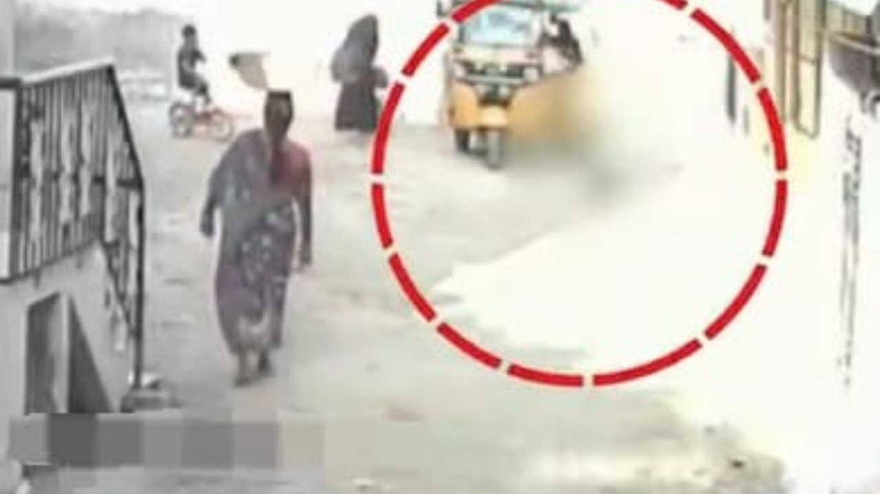 “விளையாடி கொண்டிருந்த 3 வயது சிறுமி…” ஆட்டோவின் சக்கரங்கள் ஏறி இறங்கி…. நொடியில் அரங்கேறிய சம்பவம்…. மனதை ரணமாக்கும் வீடியோ…!!