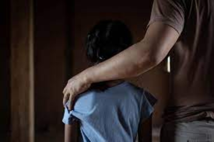 “சாக்லேட் வாங்கித் தாரேன் வா”… 9 வயது சிறுமியை பாலியல் வன்கொடுமை செய்த 65 வயது முதியவர்… 20 ஆண்டு சிறை தண்டனை…கோர்ட்டின் அதிரடி தீர்ப்பு..!!