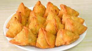 “கீழே விழுந்த சமோசா”… மீண்டும் வாளியில் அள்ளி விற்பனைக்கு எடுத்துச் சென்ற வியாபாரி ..!!