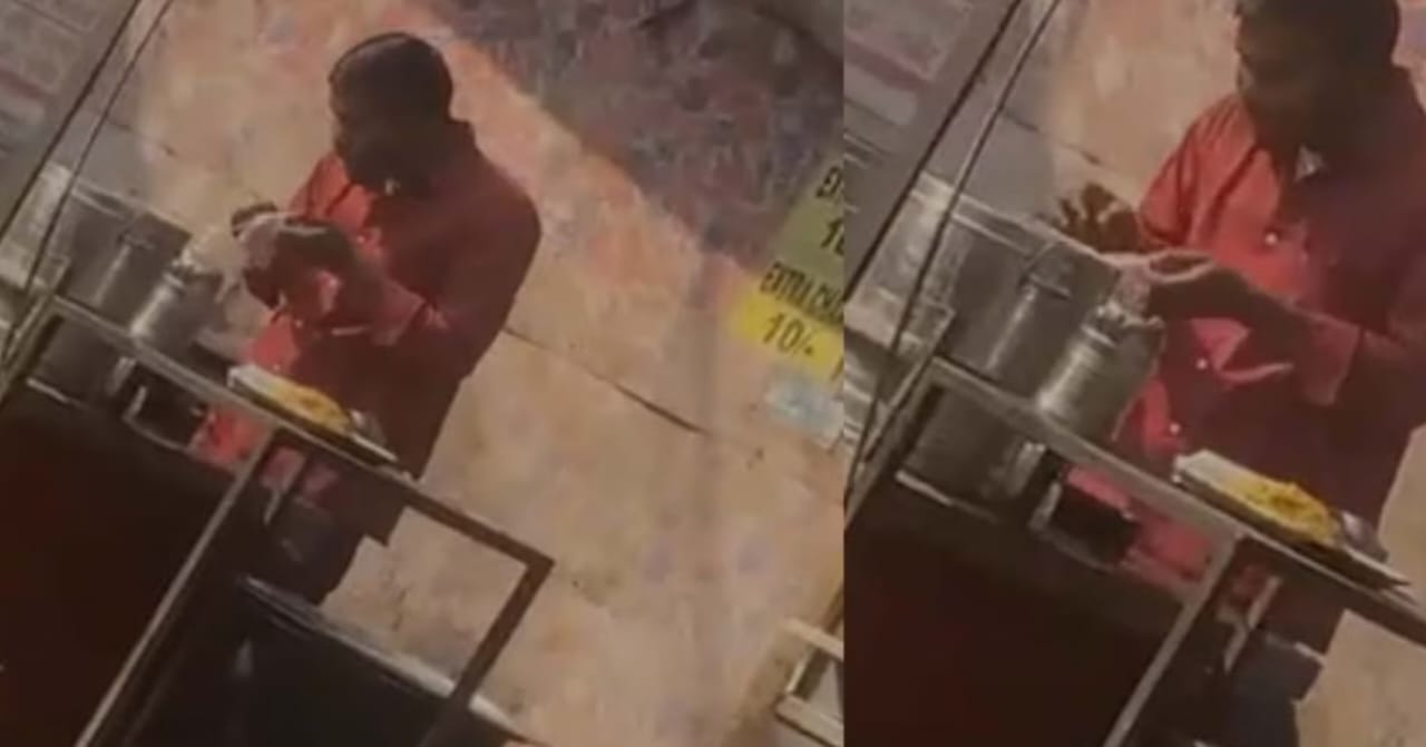 சீச்சீ….! இதை எப்படி சாப்பிடுவது…? உணவில் எச்சில் துப்பி பேக் செய்யும் வாலிபர்…. கொந்தளிப்பை ஏற்படுத்திய வீடியோ….!!