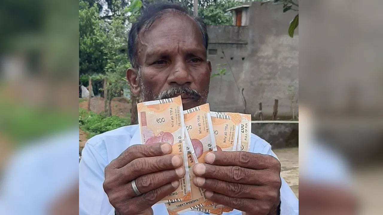 “இது ரூபாய் நோட்டு கட்டு இல்ல, போலி நோட்டு கட்டு”… ஆத்திரமடைந்த கிராம மக்கள்… வனத்துறை காவலர் மீது பாய்ந்த விசாரணை… அதிர்ச்சி சம்பவம்…!!