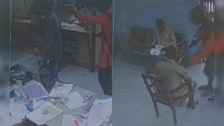 பட்டப்பகலில் வங்கியில் கொள்ளை… முகமூடி அணிந்து வந்த மர்ம நபர்கள் ரூ. 10 லட்சம் திருட்டு… சிசிடிவி காட்சிகள் வெளியாகி பரபரப்பு…!!!