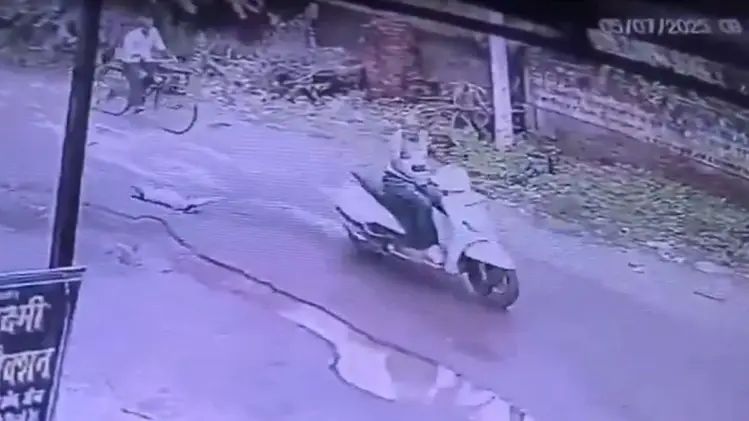 அதுவும் ஒரு உயிர் தானே…! மனசாட்சியே இல்லையா..? “1 கி.மீ தூரம் கயிறு கட்டி நடுரோட்டில் ஸ்கூட்டியில் நாயை தரதரவென இழுத்துச் சென்று கொடூரம்”… வீடியோவை பார்த்தாலே பதறுது..!!!!