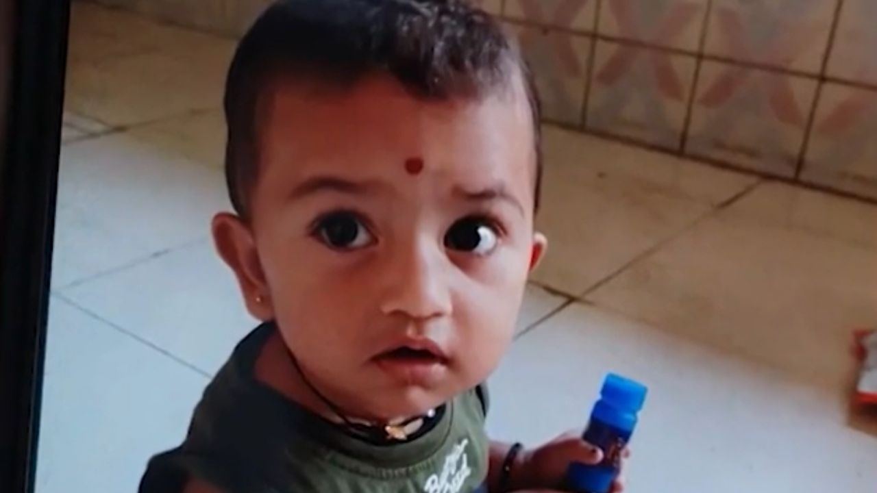 நெஞ்சே பதறுதே..! “விளையாடும்போது பிளாஸ்டிக் பந்தை விழுங்கிய ஒன்றரை வயது குழந்தை”… நொடிப்பொழுதில் மரணம்… கதறி துடிக்கும் பெற்றோர்…!!!!
