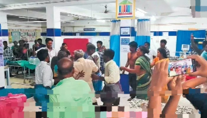 நள்ளிரவு திடீர் மோதல்…! அரசு மருத்துவமனையில் அலறிய நோயாளிகள்…. ஷாக்கான மருத்துவர்கள்…. பரபரப்பு சம்பவம்…!!