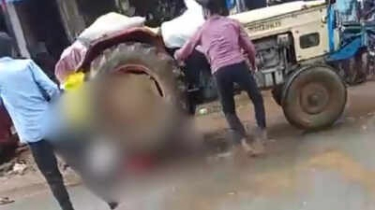 டிராக்டரை நிறுத்த முயன்ற லாரி டிரைவர்…. அடுத்த நொடியே…. சக்கரத்தில் சிக்கிய 2 பேர்…. பதற வைக்கும் சம்பவம்….!!