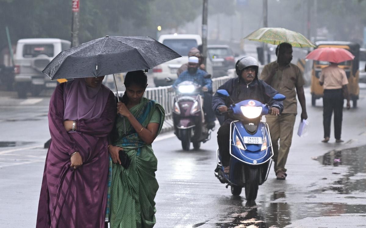 Breaking: வங்க கடலில் உருவாகிறது புதிய காற்றழுத்த தாழ்வு பகுதி…! தமிழகத்திற்கு இன்று ஆரஞ்சு அலர்ட்.. கனமழை வெளுக்கப் போகுது..!!!