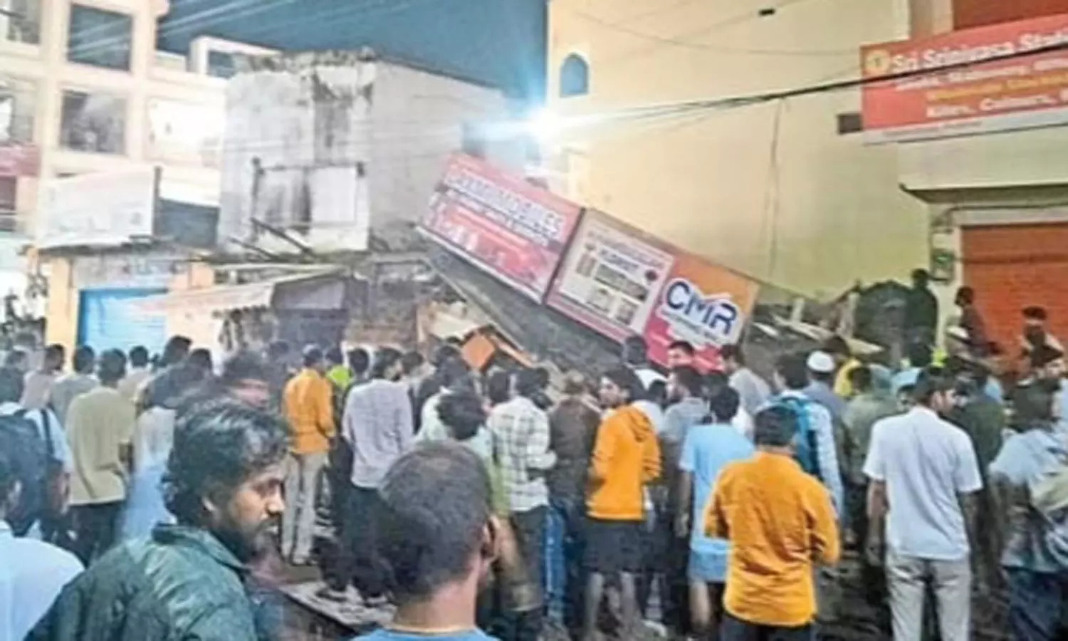 வீடியோ: பயங்கர சத்தத்துடன் வெடித்து சிதறிய சிலிண்டர்…. சாலையில் நடந்து சென்றவர் பலி…. மூதாட்டி உட்பட 3 பேர் படுகாயம்…. கோர சம்பவம்…!!