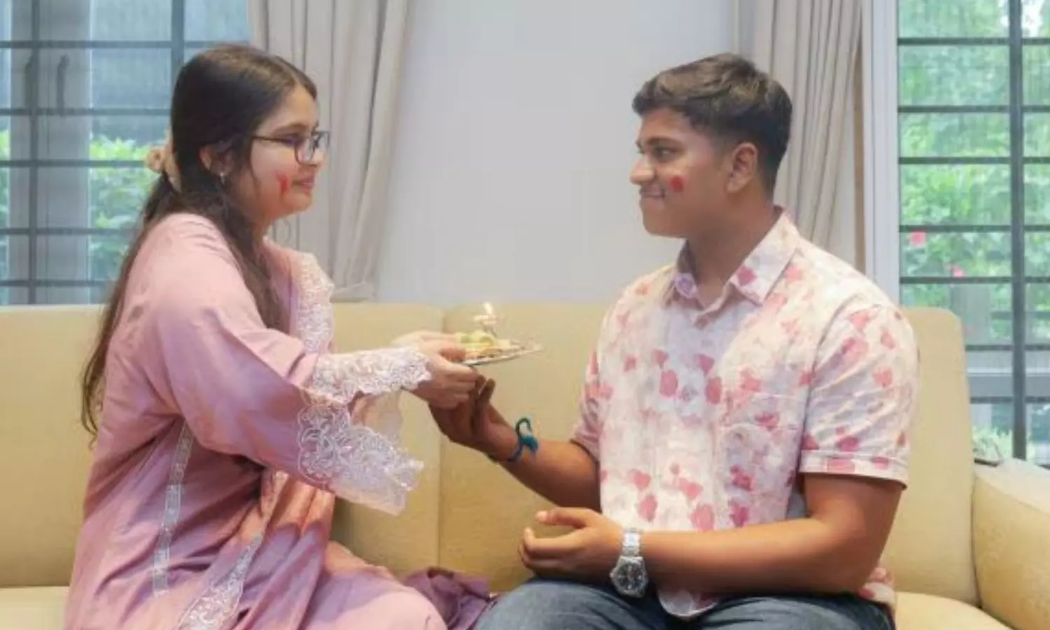 “மதத்தை கடந்த அன்பு”… கைமாற்று அறுவை சிகிச்சை செய்த சிறுமி… தானம் செய்தவரின் அண்ணனுக்கு ராக்கி கட்டிய நெகிழ்ச்சி சம்பவம்…!!!