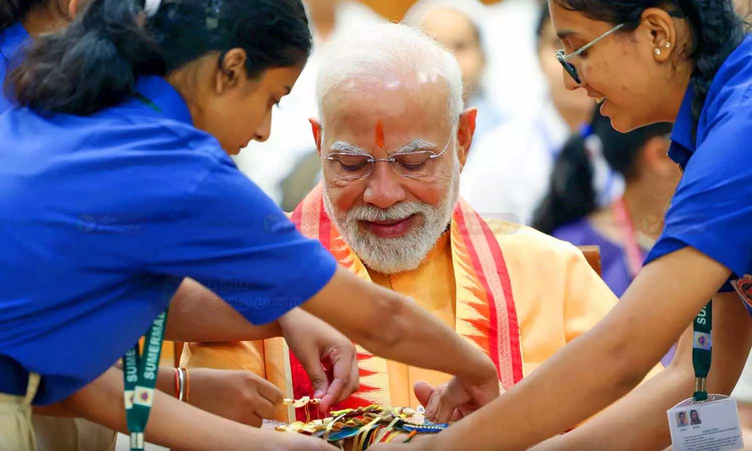 ஆஹா..! பள்ளிக் குழந்தைகளுடன் குதூகலமாக பண்டிகையை கொண்டாடிய பிரதமர் மோடி… களை கட்டிய ரக்ஷாபந்தன்… வைரலாகும் க்யூட் வீடியோ…!!!!