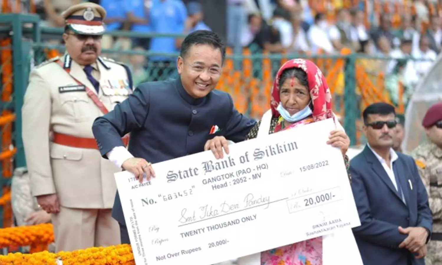 அப்படி போடு… குடும்ப தலைவிகளுக்கு ஆண்டுக்கு ரூ.40000 வழங்கும் திட்டம் தொடக்கம்… முதற்கட்டமாக 22,000 குடும்பங்களுக்கு ரூ.20000 வழங்கப்பட்டது…!!!